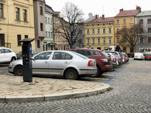 Parkování v Jihlavě I: Na náměstí se toho moc nezměnilo, dá se tam stát i zadarmo
