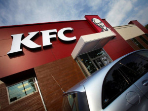 Nové KFC v Havlíčkově Brodě budí vášně. Řada zákazníků má špatnou zkušenost