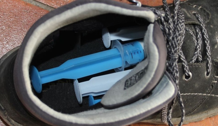 Kriminálka na Třebíčsku dopadla dealera. Drogy měnil i za playstation, stříkačky s pervitinem schoval do boty 