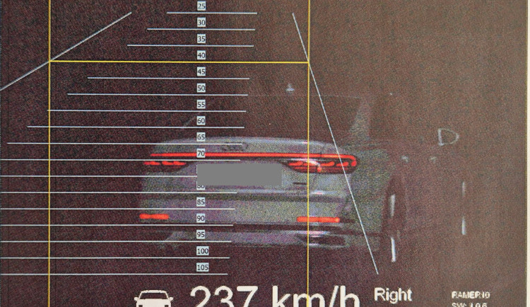 Policisté hlídají dálnici i o půlnoci. Cizinec po ní uháněl rychlostí 237 kilometrů v hodině. Foto: Se svolením Policie ČR