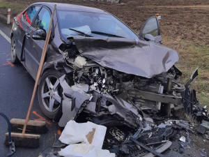 Dvacetiletý řidič dostal smyk, po čelním střetu s jiným autem musely tři osoby do nemocnice