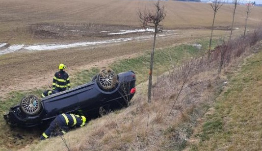 Mladý řidič předjížděl kolonu. Aby nenarazil do auta v protisměru, strhl řízení a skončil na střeše. Foto: Se svolením Policie ČR