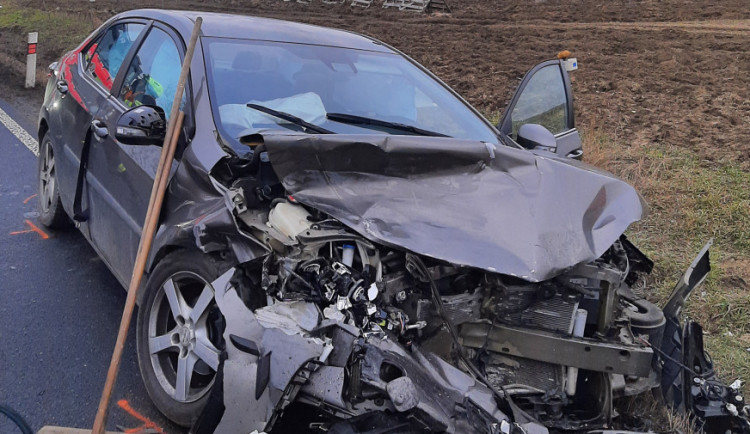Dvacetiletý řidič dostal smyk, po čelním střetu s jiným autem musely tři osoby do nemocnice. Foto: Se svolením Policie ČR