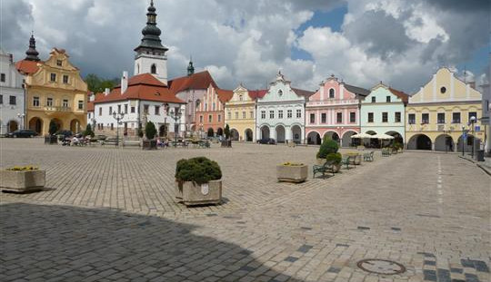 Auta na pelhřimovském náměstí chce město nahradit stromy. Lidé by se tam měli potkávat a ne bát