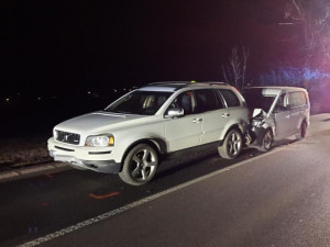 FOTO: Řidič na Třebíčsku po střetu se srnou zastavil. Vtom do něj narazilo auto, které jelo za ním