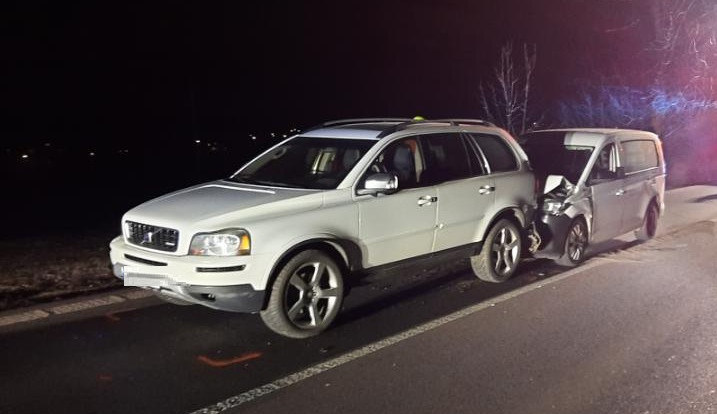Řidič na Třebíčsku po střetu se srnou zastavil. Vtom do něj narazilo auto, které jelo za ním