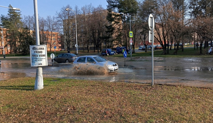 VIDEO: Potopa v Přerově. V Dvořákově prasklo potrubí, oprava začne dnes