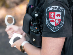 Jihlavskou MHD cestoval agresivní muž, měl u sebe dva nože. Způsobil si bodné rány na hrudníku