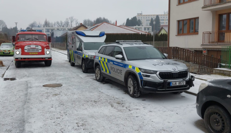 Dnešní střelba v domě v Třešti má tragickou dohru. I přes okamžitou resuscitaci tam zemřel muž