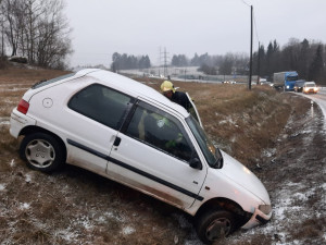 Sněžení na Vysočině řidičům komplikuje cestování. Od rána policie vyjížděla k sedmi nehodám