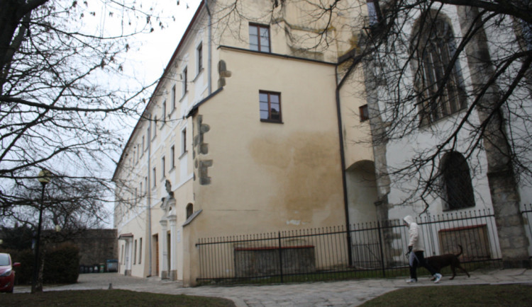 K budově minoritského kláštera zleva přiléhají hradby, které se snažila zdolat menší formace útočníků. Hlavní útok cílil do dvora uvnitř kláštera a na severní frontu domů v ulici. Foto: Stanislav Jelínek