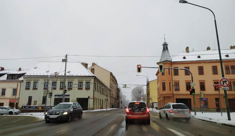 Ledovka na Vysočině: Stalo se deset nehod, tři auta bourala na Pelhřimovské v Jihlavě, dva lidé se zranili