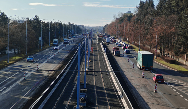 Už za týden se na Novou Ulici vrátí tramvaje. Rozsáhlá modernizace trati a zastávek přišla na 200 milionů