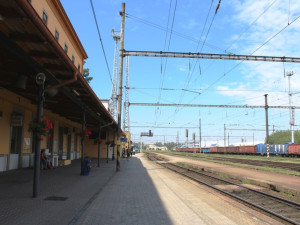 Ledovka a nesjízdné komunikace komplikují veřejnou dopravu. Autobusy a vlaky nabírají velké zpoždění