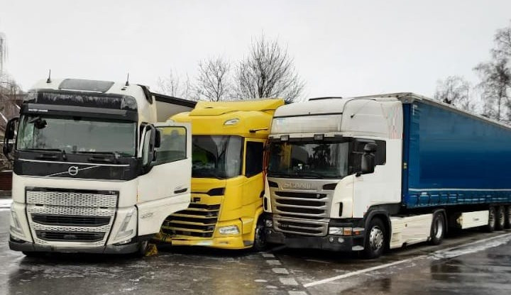 Silnice na Vysočině jsou jeden led. Na dálničním odpočívadle bouraly tří náklaďáky