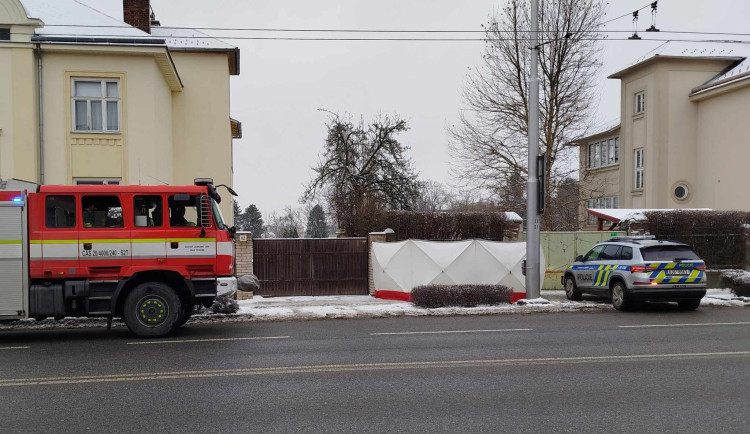 Úmrtí na chodníku. Žena zkolabovala před jihlavským autobusákem, oživit se ji nepodařilo