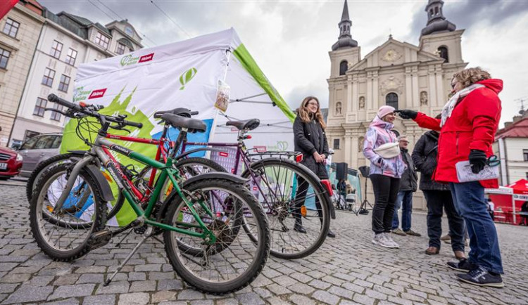 Zdravé město v Jihlavě pozastavilo sbírku Kola pro Afriku, sklad v Pístově je plný