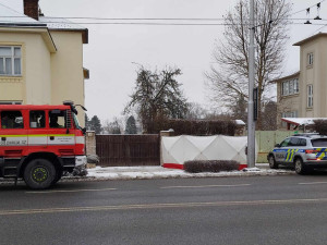 Úmrtí na chodníku. Žena zkolabovala před jihlavským autobusákem, oživit se ji nepodařilo