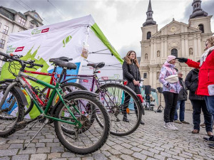 Zdravé město v Jihlavě pozastavilo sbírku Kola pro Afriku, sklad v Pístově je plný