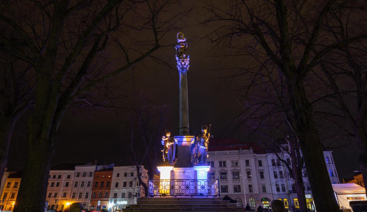 Mariánský sloup se dnes večer rozsvítí modře, město tím podpoří pacienty s vzácnou chorobou