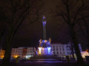 Mariánský sloup se dnes večer rozsvítí modře, město tím podpoří pacienty s vzácnou chorobou