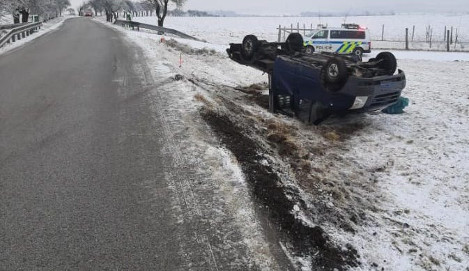 Kluzká silnice trápila řidiče i v pátek, u Zvolenovic skončilo auto na střeše. Foto: Se svolením Policie ČR