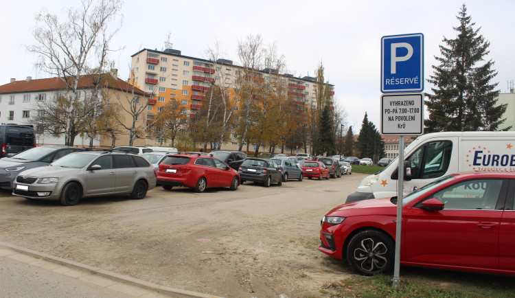 Parkování v Jihlavě II: Za budovou E krajského úřadu je místa dost, na blátivé ploše je parkování zadarmo