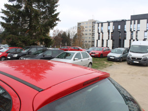 Parkování v Jihlavě II: Za budovou E krajského úřadu je místa dost, na blátivé ploše je parkování zadarmo