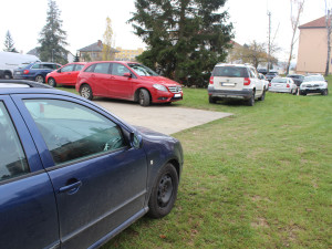 Parkování v Jihlavě II: Za budovou E krajského úřadu je místa dost, na blátivé ploše je parkování zadarmo