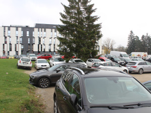 Parkování v Jihlavě II: Za budovou E krajského úřadu je místa dost, na blátivé ploše je parkování zadarmo