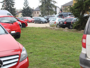 Parkování v Jihlavě II: Za budovou E krajského úřadu je místa dost, na blátivé ploše je parkování zadarmo