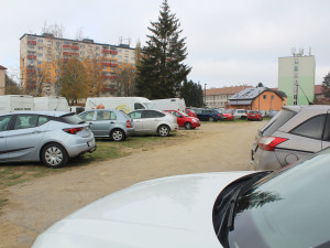 Parkování v Jihlavě II: Za budovou E krajského úřadu je místa dost, na blátivé ploše je parkování zadarmo