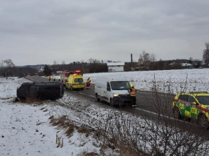 U Štoků se při předjíždění srazila dvě auta. Dva lidé skončili v péči lékařů