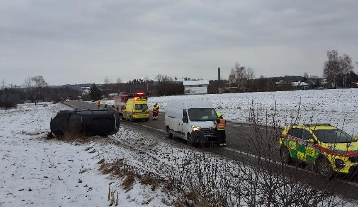 U Štoků se při předjíždění srazila dvě auta. Dva lidé skončili v péči lékařů