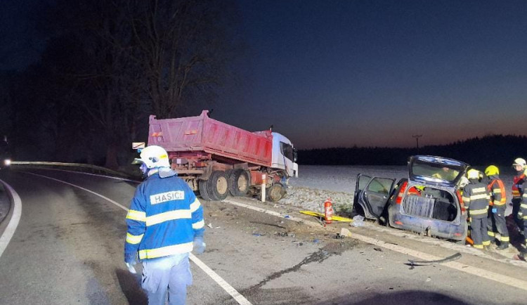 FOTO: Na Havlíčkobrodsku se brzy ráno srazilo auto s náklaďákem. Silnice je neprůjezdná