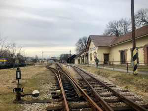 Šest let od bizarní události. Strojvedoucímu na Žďársku ujel vlak, lidé v něm jeli sami 14 minut