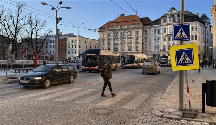 ANKETA: Jihlavské náměstí se přechodně otevřelo řidičům. Mohou zde projíždět maximálně třicítkou