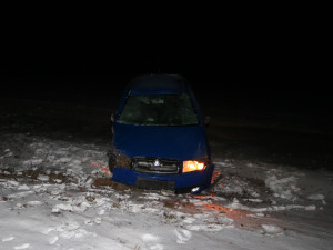 Opilý řidič na Žďársku boural. V příkopu narazil hned do několika stromů