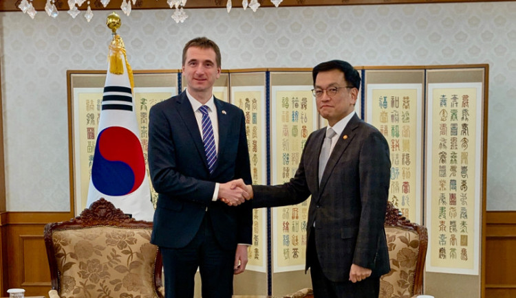 Ministr průmyslu a obchodu Vlček v Jižní Koreji jednal o zapojení českých firem do dostavby Dukovan