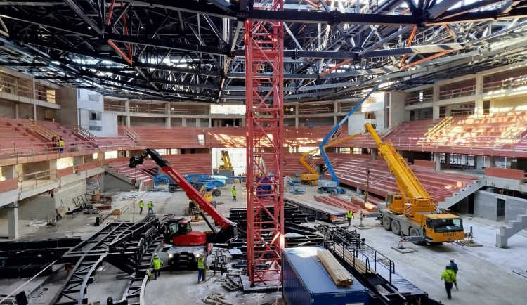 Horácká aréna by měla být hotová v říjnu, je už  téměř pokryta střechou. Prostavěna je polovina rozpočtu