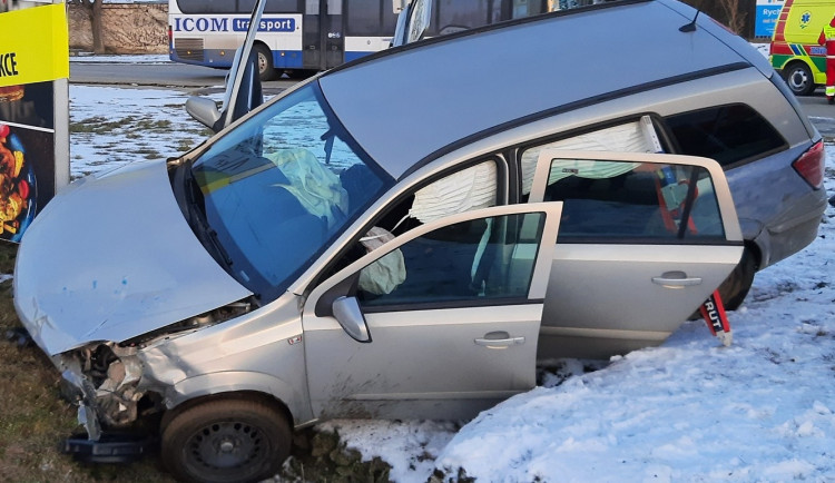Řidička u Dalešic nedala přednost v jízdě, po nehodě skončila v nemocnici. Foto: Se svolením Policie ČR