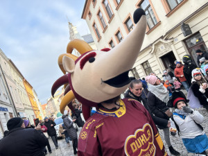 VIDEO: Veselý masopust v centru Jihlavy. V průvodu šla zvířata ze zoo, nadživotní loutky i moderátor v televizi