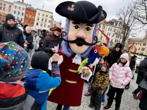 VIDEO: Veselý masopust v centru Jihlavy. V průvodu šla zvířata ze zoo, nadživotní loutky i moderátor v televizi