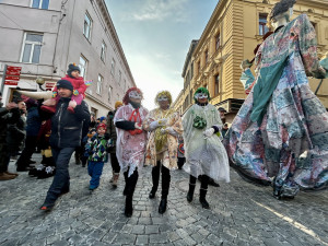 VIDEO: Veselý masopust v centru Jihlavy. V průvodu šla zvířata ze zoo, nadživotní loutky i moderátor v televizi