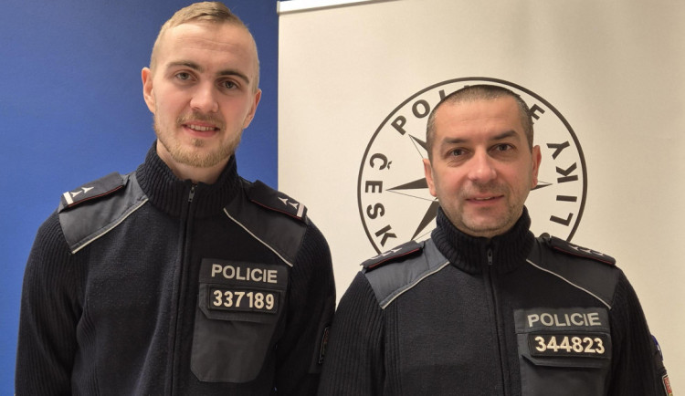 Muž náhle zkolaboval v motorestu u dálnice D1, policisté mu poskytli rychlou pomoc. Foto: Se svolením Policie ČR