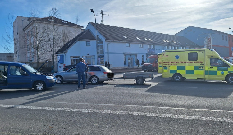 Silnici v Písku uzavřela nehoda dvou aut. Na místě přistával vrtulník