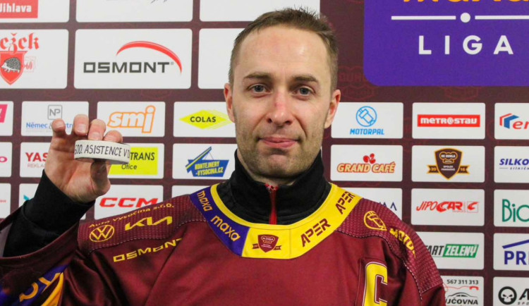 Tomáš Čachotský nedávno oslavil 600 asistencí, v derby pokořil milník 900 bodů v barvách Dukly. Foto: Se svolením HC Dukla Jihlava