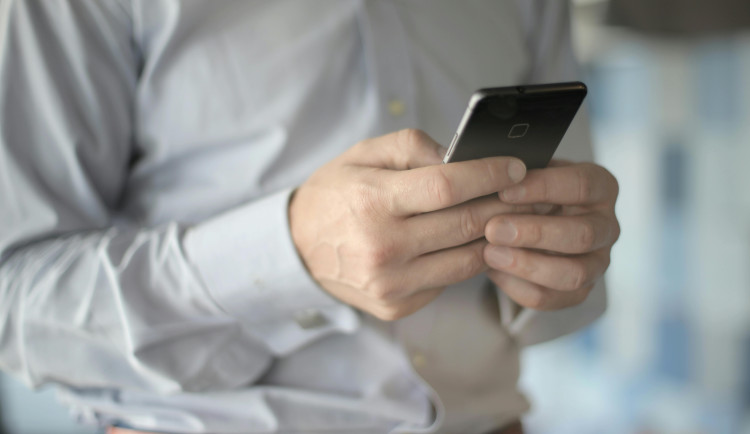 Podvodník se vydával za policistu. Po telefonu přesvědčil muže, aby si sjednal úvěr na půl milionu korun