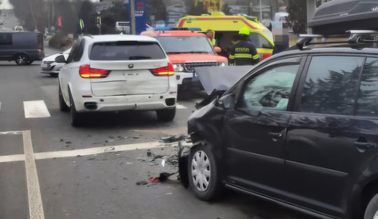 Nepozorný řidič narazil na křižovatce u Tesca do stojícího auta, poté nadýchal skoro dvě promile