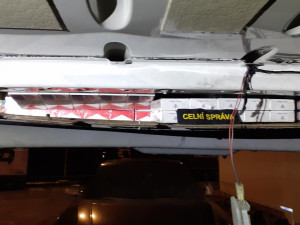 VIDEO: Celníci zadrželi skoro sto kartonů pašovaných cigaret. Byly schované i ve vaku se svatebními šaty